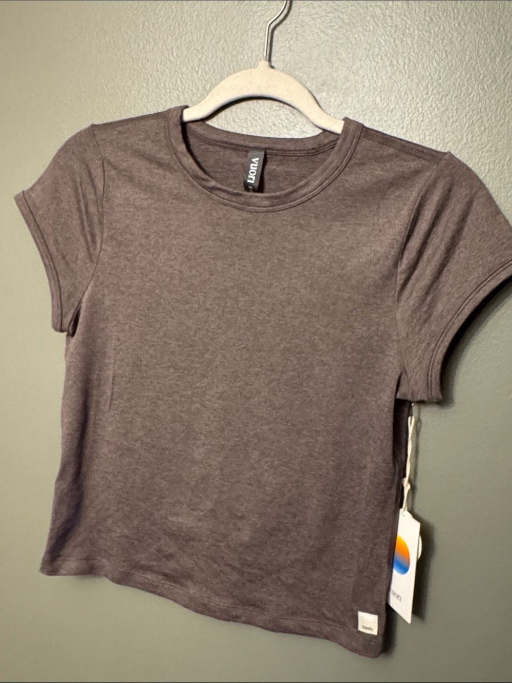 NWT. Vuori Short Sleeve halo baby tee. Size M. Chia Heather